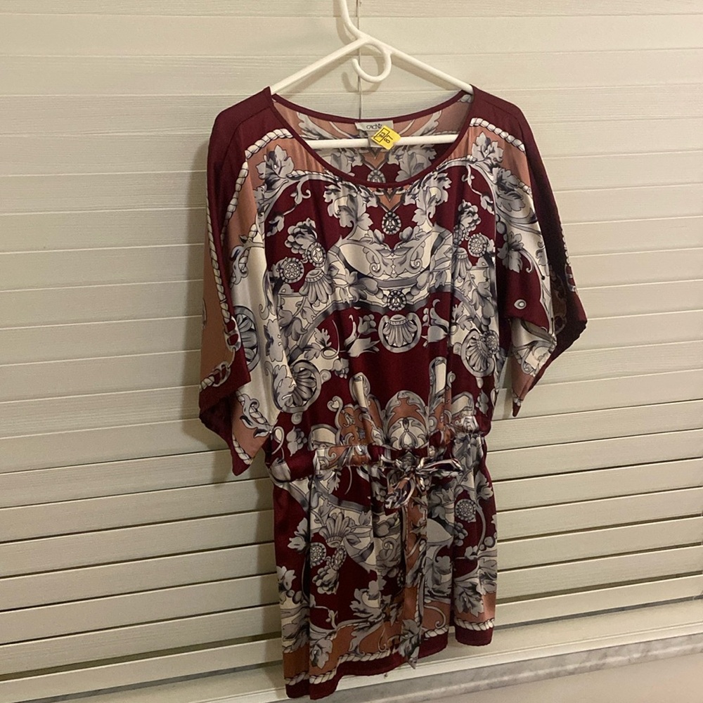 95% Silk Blouse
Gathers at waist with bow.
Sleeves elbow length
Burgundy/silver